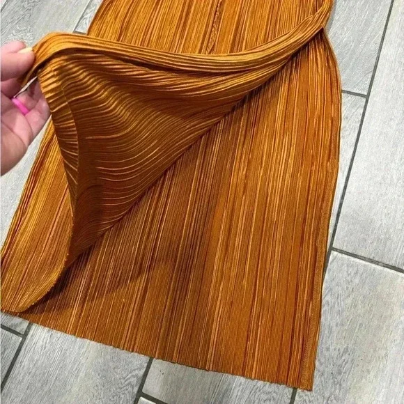 Sincerely Jules Cognac Bronze Plisse Midi Dress Size Medium - Picture 5 of 8